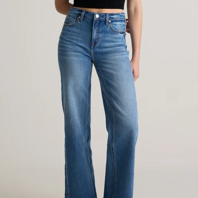 Quince ChatGPT ad — Elevated Women's Clothing